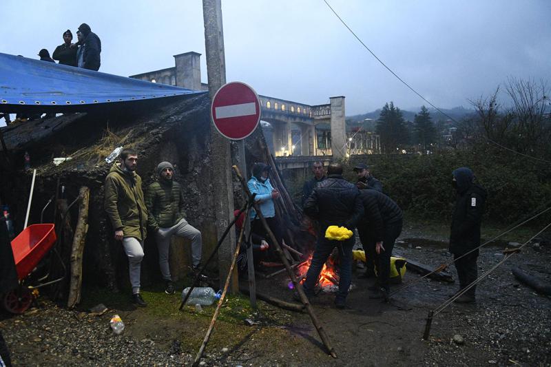 "გუმათში ვაგრძელებთ მშვიდობიან პროტესტს, არ ვაპირებთ აქედან წასვლას" - როგორ ვითარდებოდა დღეს მოვლენები "ნამახვანჰესის" გარშემო (ფოტორეპორტაჟი)