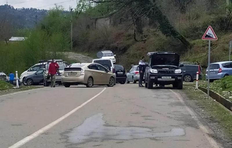 ნამოხვანჰესის მოწინააღმდეგეთა პროტესტი გუმათში გრძელდება - აქციის მონაწილეებს გზა ავტომობილებით აქვთ გადაკეტილი