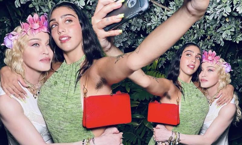 62 წლის მადონასა და მისი ქალიშვილის ახალ ფოტოს, სადაც პოპის დედოფალი თინეიჯერს ჰგავს, სკანდალი მოჰყვა - "ვინმე მართლა ფიქრობს, რომ ეს ლამაზია?"