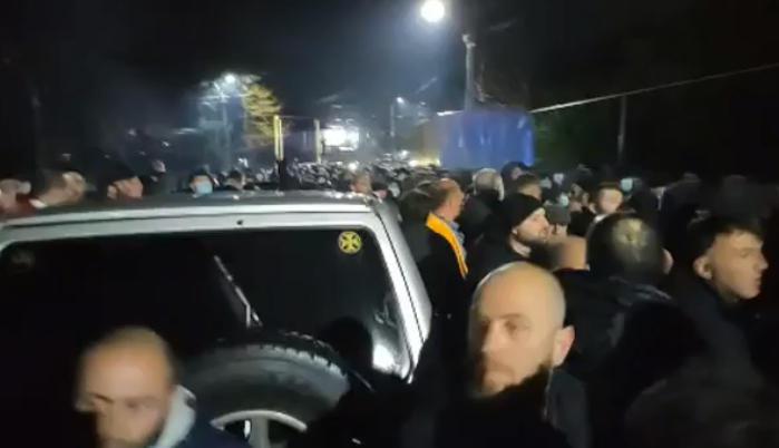 გუმათში, "ენკას" ბაზასთან დაპირისპირებაა