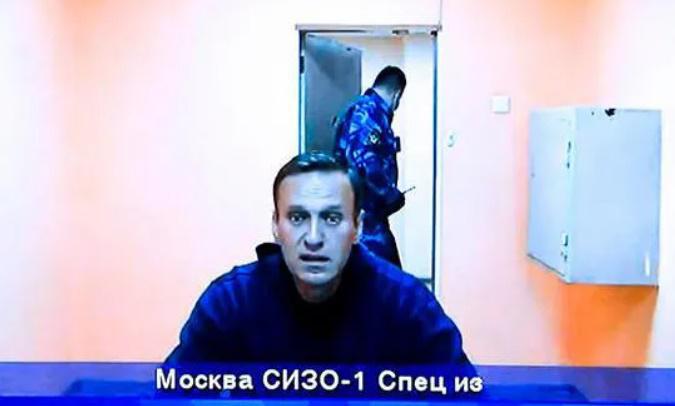 "იმუქრებიან, რომ მას ძალით აჭმევენ" - ნავალნის თანაგუნდელების თქმით, პოლიტიკოსმა შიმშილობით 15 კილოგრამი დაიკლო