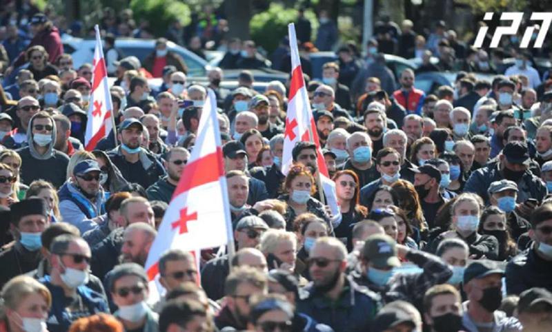 რა ხდება ამ წუთებში ქუთაისში მიმდინარე "ნამახვანჰესის" საწინააღმდეგო აქციაზე? - ვარლამ გოლეთიანი პროტესტის მონაწილეებს მოუწოდებს, ღამე იქ გაათენონ