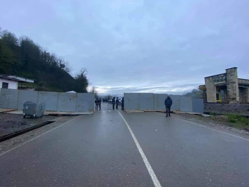 პოლიციამ რიონის ხეობაში, "გუმათჰესთან" რკინის ბარიკადები აღმართა - "ახალი "გუმათ კედელი" აღიმართა, როგორც "ბერლინის კედელი" იყო"