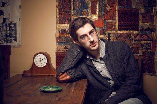 "ვამაყობ ნინუცას გამბედაობით... დღევანდელი რუსთაველის თეატრი საპყრობილეა... აქ ხელს აფარებენ მოძალადეებს" - რას წერს რეჟისორი დათა თავაძე