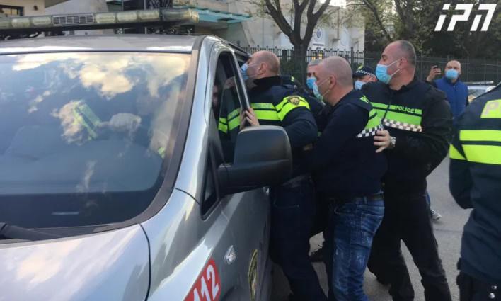 რა ვითრებაა შსს-სთან, სადაც აქტივისტებსა და პოლიციას შორის დაპირისპირებაა