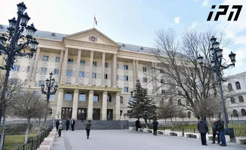 არასრულწლოვანი შვილების გაუპატიურებაში ბრალდებულ მამას აღკვეთის ღონისძიების სახით პატიმრობა შეეფარდა - დაკავებული დუმილის უფლებას იყენებს