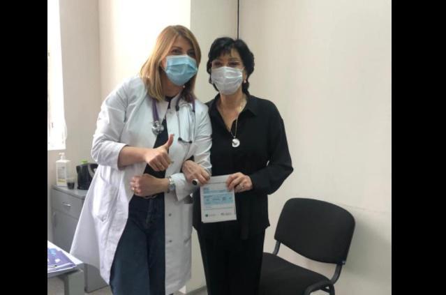 84 წლის ნანი ბრეგვაძე კორონავირუსის საწინააღმდეგო ვაქცინით აიცრა - ფოტო კლინიკიდან