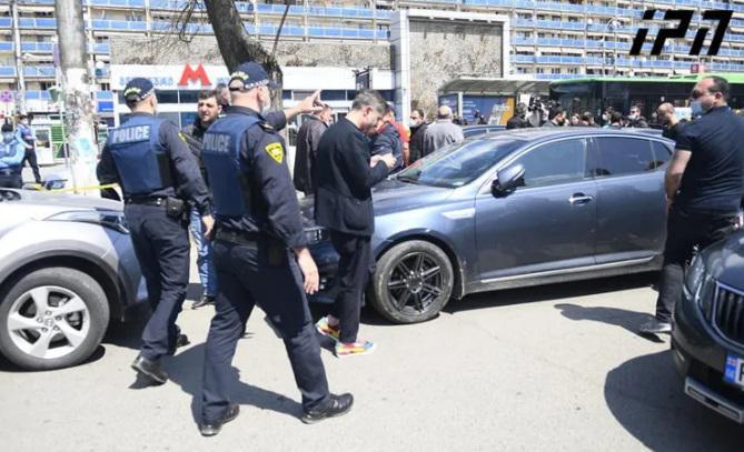 ავლაბარში მდებარე "საქართველოს ბანკის“ ფილიალში შეიარაღებული პირი შეიჭრა, მძევლადაა აყვანილი რამდენიმე ადამიანი