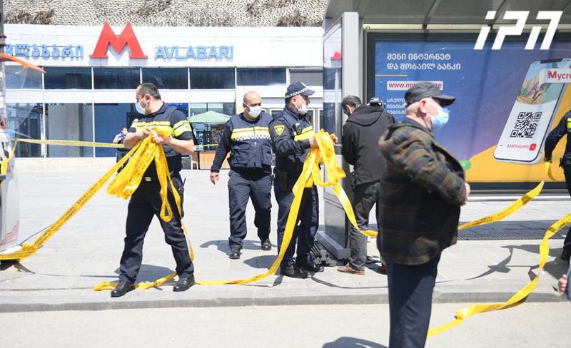 არსებული ინფორმაციით, "საქართველოს ბანკზე“ თავდასხმისას მძევლად აყვანილი პირებიდან ორი გაათავისუფლეს