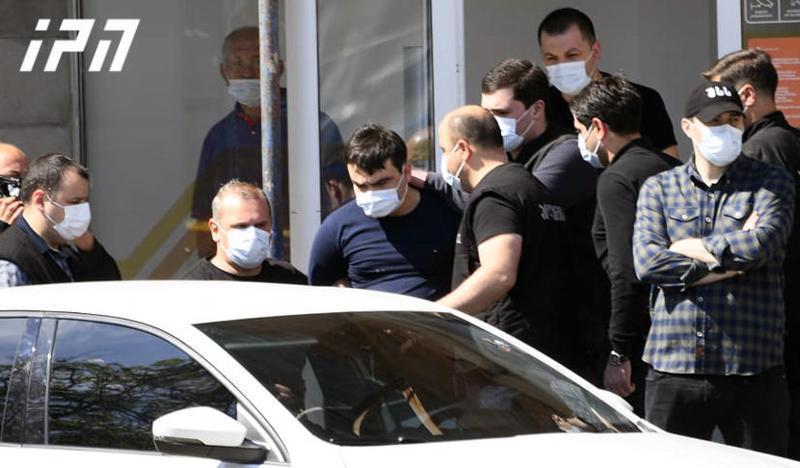 "ნაქირავები ბინიდან გაშვებით ემუქრებოდნენ... აქვს გულის მანკი, ჰყავს ორსული მეუღლე" - ადვოკატი ასახელებს მოტივს, რის გამოც ნიკოლოზ წურწუმია ბანკში შეიჭრა