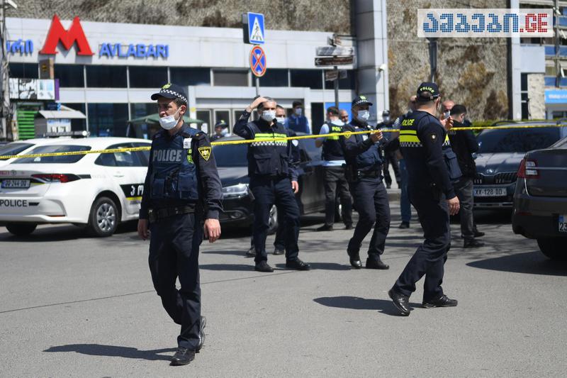 რა ხდება ავალაბარში, სადაც ბანკში შეიარაღებული პირი შეიჭრა - ფოტოები ადგილიდან
