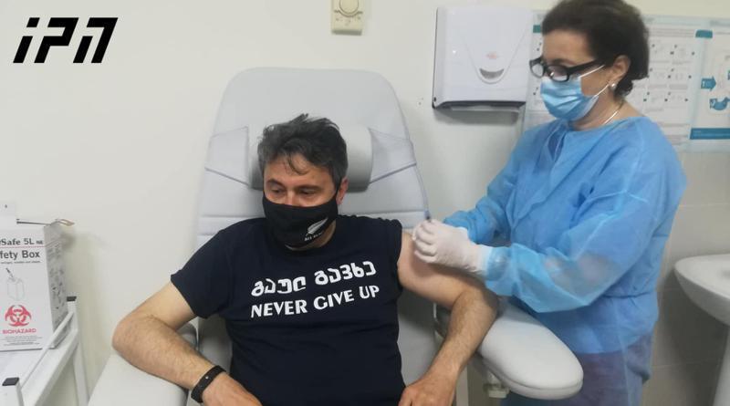 მწერალი დათო ტურაშვილი "ფაიზერის" ვაქცინით აიცრა