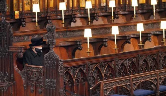 სოციალური დისტანცია და მხოლოდ 30 ადამიანი სამლოცველოში - პრინც ფილიპეს დაკრძალვა კოვიდრეგულაციების დაცვით ჩატარდა