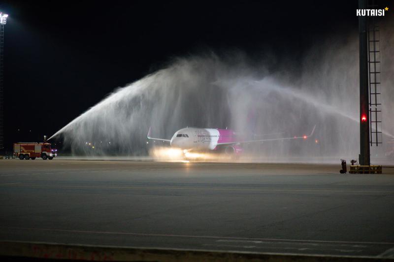 Wizz Air-მა, ხანგრძლივი პაუზის შემდეგ, პირდაპირი რეგულარული რეისები განაახლა - პირველი ფოტოები ქუთაისის საერთაშორისო აეროპორტიდან