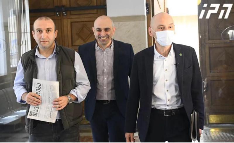 "გირჩი“ პარლამენტშია - მათ პარლამენტის აპარატის თანამშრომლები დახვდნენ, რომლებმაც, სხდომათა დარბაზთან მიაცილეს