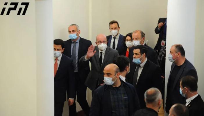 რა ხდებოდა შარლ მიშელის, "ქართული ოცნებისა" და ოპოზიციის შეხვედრაზე - განცხადებები პარლამენტიდან