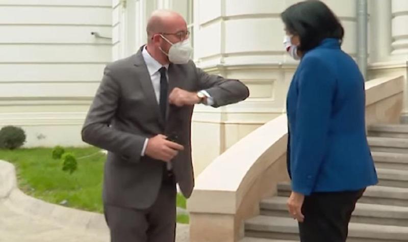 უხერხული მომენტი სალომე ზურაბიშვილისა და შარლ მიშელის შეხვედრიდან - როგორ უპასუხა პრეზიდენტმა მიშელის "კოვიდ მისალმებას" (ვიდეო)