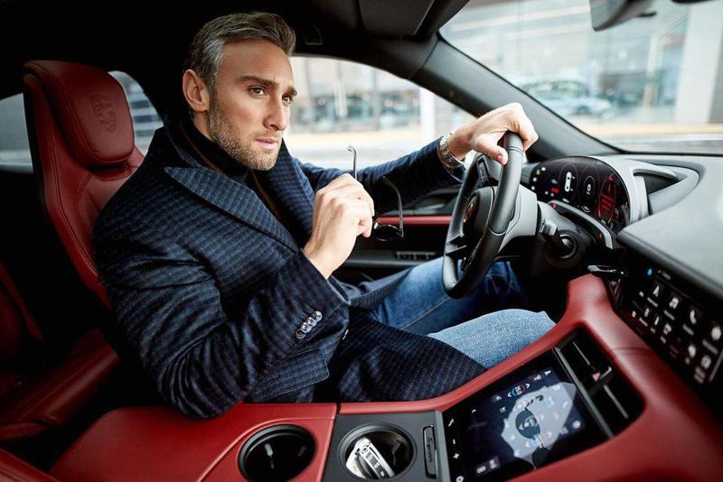 "მე თავს მოდურ ადამიანს ვერ ვუწოდებ..." - რას უყვება ირაკლი მაქაცარია უკრაინულ "ვოგს" საკუთარ სტილზე, მისაბაძ პერსონასა და ბავშვობის ოცნებებზე?