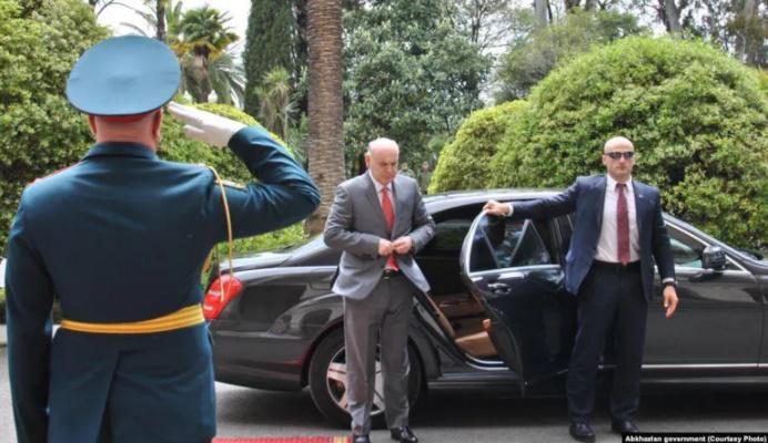 "შეხვედრა ქართულ რესტორანში შედგა" - აფხაზეთის "პრეზიდენტის" გასაიდუმლოებული ვიზიტი რუსეთში ავტორიტეტულ ქართველ ბიზნესმენებთან და გამოხმაურებები სოხუმიდან