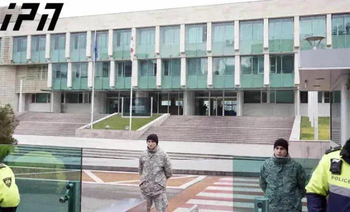 ჯარისკაცების მიმართ დამამცირებელი და არაადამიანური მოპყრობის საქმეზე დაკავებულ შსს-ს 2 თანამშრომელს ბრალი წარედგინა