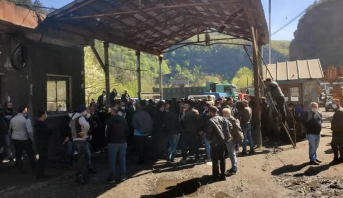 ჭიათურაში პროტესტი გრძელდება - გაფიცული მაღაროელები ხელფასის 50%-ით მომატებას მოითხოვენ