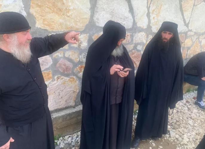 "მოდით წირვაზე და პრობლემა მოვაგვაროთ" - რა ვითარებაა მარტვილში, სადაც მღვდელმსახურება შეჩერებული მამაოები მეუფე სტეფანესთან მივიდნენ