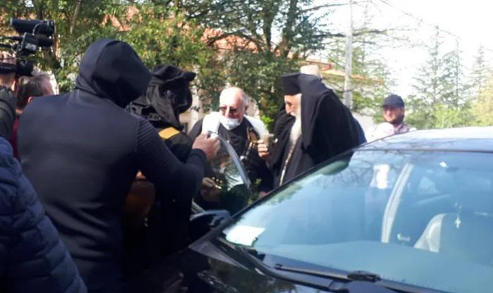 სიტყვიერი და ფიზიკური დაპირისპირება დადიანების საზაფხულო რეზიდენციასთან - სასულიერო პირების ნაწილი მეუფე სტეფანეს ტაძარში შესვლის საშუალებას არ აძლევდა