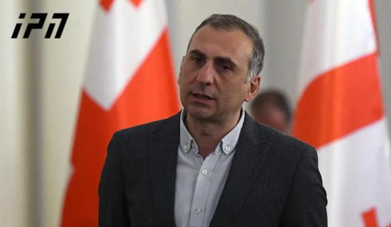 "სელფის ჯოხით პრანჭვის გარდა არაფერი გაუკეთებია, მაგრამ ფაქტია, რომ ეს პრანჭვა მოსწონს ხალხს" - ალეკო ელისაშვილი კალაძის შესახებ