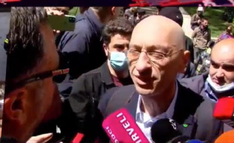 "ვინც შედიხართ იქ, აყალბებთ 20 ივნისის მდგომარეობას, ყველა არაკაცები ხართ“ - დაპირისპირება პარლამენტთან