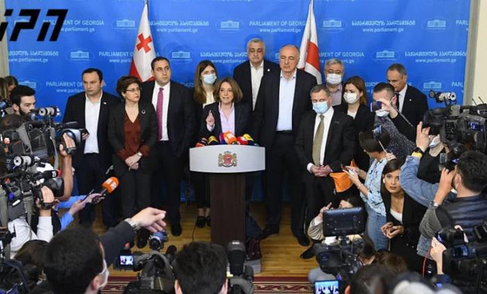"დღეს ჩვენი ქვეყნის პოლიტიკურ ისტორიაში ახალი ფურცელი გადაიშლება" - პარლამენტში მისული ოპოზიციონერი დეპუტატების პირველი განცხადებები
