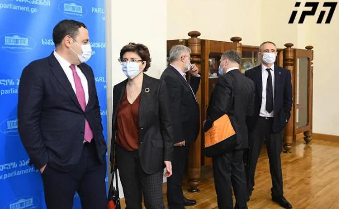 6-თვიანი ბოიკოტი დასრულდა - ოპოზიციის წარმომადგენლები პარლამენტში მივიდნენ