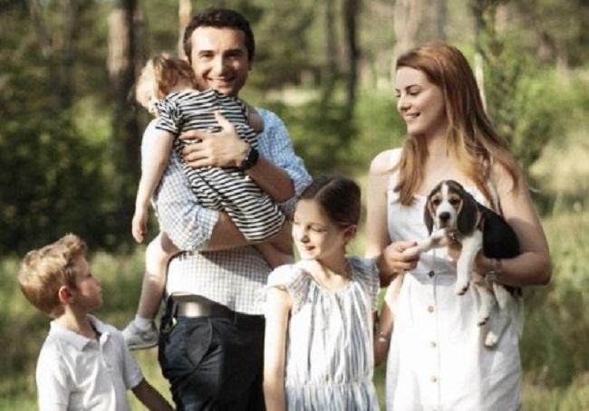 "ქმარი ოჯახის უფროსია... ჩემი ერთგულება და უდიდესი სიყვარული ცხოვრებაში - ეს ყველაფერი ჩემი მეუღლეა" - პარლამენტის თავმჯდომარის რუსი მეუღლის ემოციური პოსტები