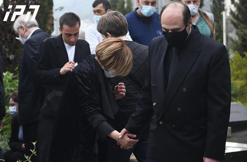 დღის ფოტო: ნანუკა ხუსკივაძე და ირაკლი კავსაძე მამის დაკრძალვაზე