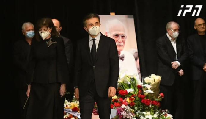 რუსთაველის თეატრში, სადაც კახი კავსაძის სამოქალაქო პანაშვიდი მიმდინარეობს, ბიძინა ივანიშვილი მივიდა