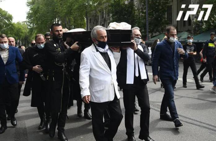 კახი კავსაძე საზოგადოებამ თეატრიდან ტაშით გააცილა - მსახიობის გამოსვენების კადრები