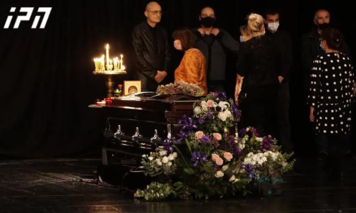 საზოგადოება კახი კავსაძეს ემშვიდობება - სამოქალაქო პანაშვიდი რუსთაველის თეატრში მიმდინარეობს