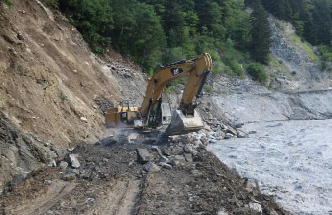 სოფელ გუგუთთან კლდის მასა ჩამოიშალა - ადგილზე ავტოტრანსპორტის მოძრაობა აკრძალულია