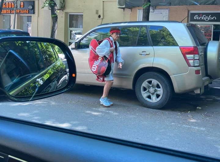 ჩოგბურთის კორტებისკენ მიმავალი 92 წლის ლანა ღოღობერიძე - "რა ენერგია, რა შემართება და ცხოვრების ხალისი"