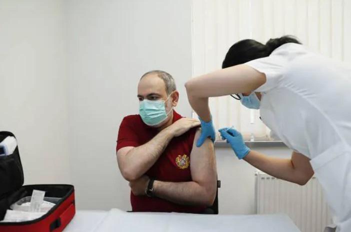 ნიკოლ ფაშინიანი კორონავირუსის საწინააღმდეგო ვაქცინით აიცრა