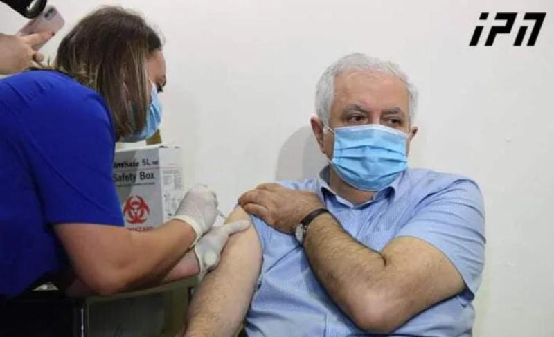 ამირან გამყრელიძე ჩინური "სინოფარმის“ ვაქცინით საჯაროდ აიცრა