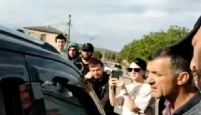 "მთავარი არხის" ინფორმაციით, მათ გადამღებ ჯგუფსა და ივერი მელაშვილს სასულიერო პირები თავს დაესხნენ