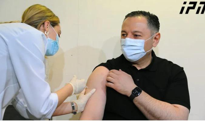 შინაგან საქმეთა მინისტრი, ვახტანგ გომელაური კორონავირუსის საწინააღმდეგო "სინოფარმის“ ვაქცინით აიცრა