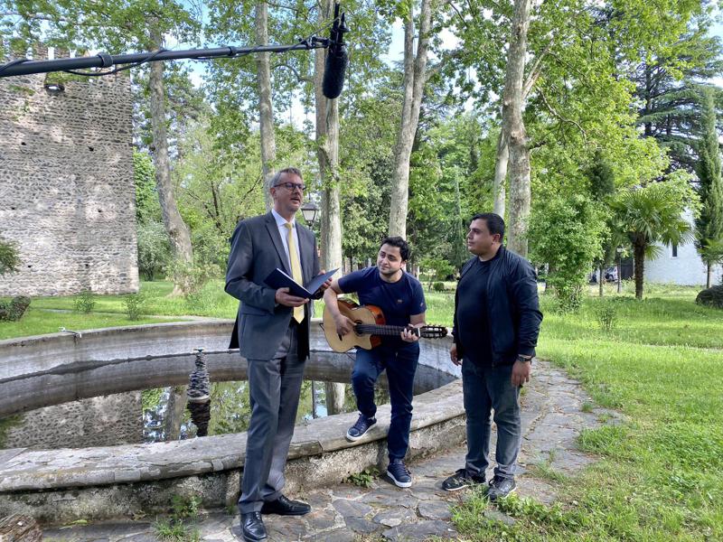"სიმღერა ყვარელში..“ - გიტარა, კარლ ჰარცელი და გიორგი უშიკიშვილი: რა ფოტოებს აქვეყნებს ევროკავშირის ელჩი