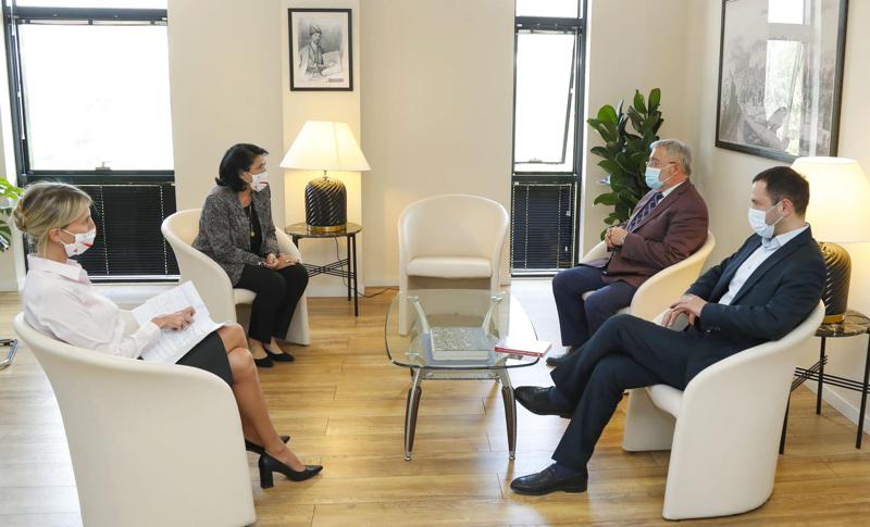 რა ინფორმაციას ავრცელებს პრეზიდენტის ადმინისტრაცია სალომე ზურაბიშვილისა და ოპოზიციური ლიდერების შეხვედრაზე?