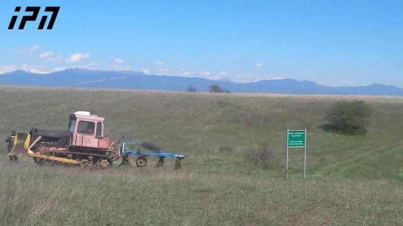რუსი ოკუპანტები ქარელის მუნიციპალიტეტში, საოკუპაციო ხაზთან სასაოფლო-სამეურნეო ტექნიკით გამოჩნდნენ (ფოტო, ვიდეო)