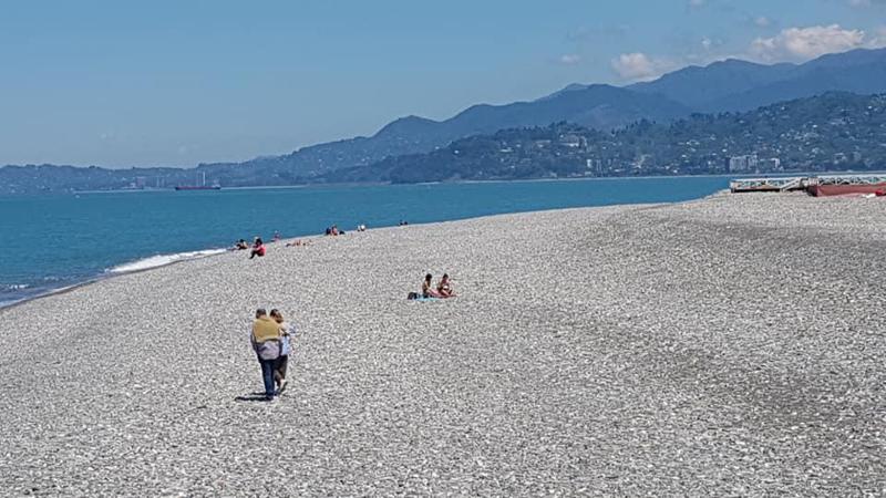 ბათუმში, ზღვის სანაპიროზე პირველი დამსვენებლები გამოჩდნენ - ტურისტული სეზონი დაიწყო (ფოტოები)