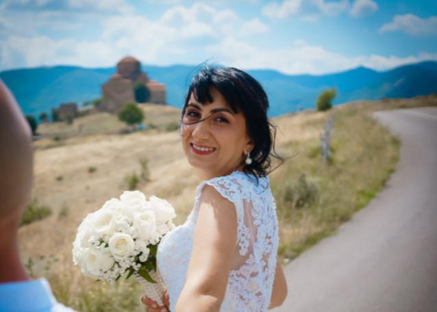 "მე გადავუღე ქორწილი, ჯერ ერთი წელიც არაა" - ვინ არის ქალი, რომელიც მშობიარობის შემდეგ კოვიდით დაიღუპა