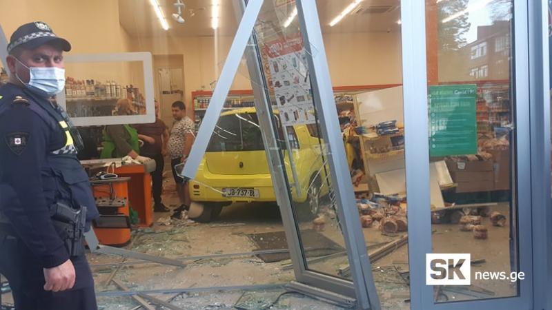 ახალციხეში ავტომობილი მაღაზიაში შევარდა (ფოტო)