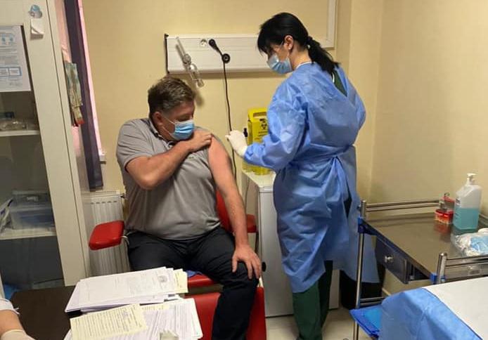 "სინოფარმიც შევიშხაპუნე...ავიცრათ, გავხსნათ ქვეყანა და ჩვენი ცხოვრებაც" - გიგი უგულავა კორონავირუსის საწინააღმდეგო ვაქცინით აიცრა