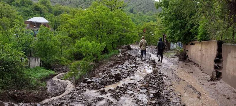 "წვიმამ მთიდან ქვა-ღორღი ჩამოიტანა და გზა რამდენიმე ადგილას ჩახერგა" - გორში სტიქიას ებრძვიან